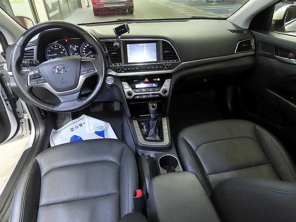 HYUNDAI Avante - Vista 10