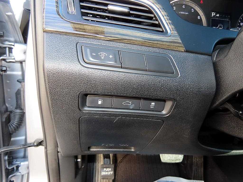 HYUNDAI Sonata - Vista 12