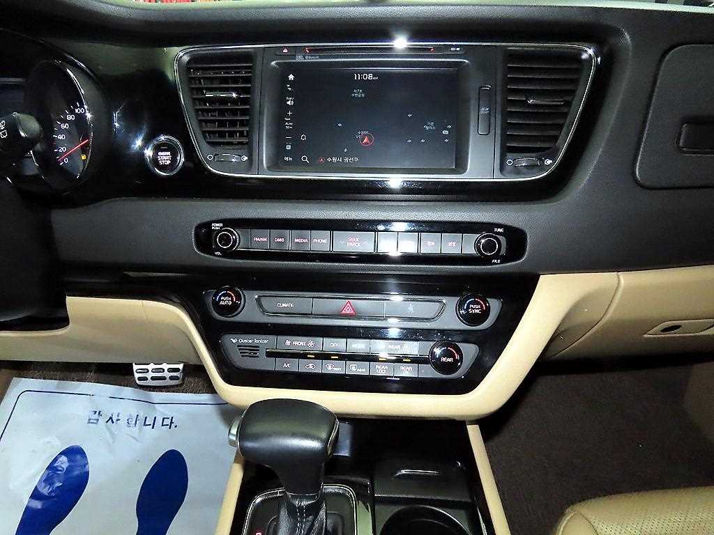KIA Carnival - Vista 11
