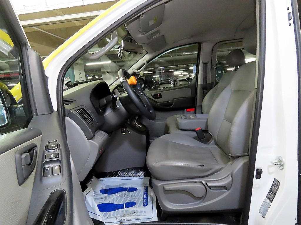 HYUNDAI Starex - Vista 6