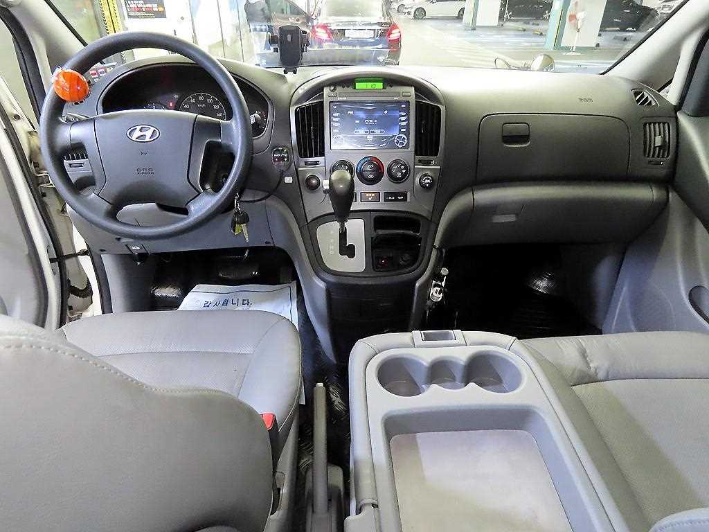 HYUNDAI Starex - Vista 10