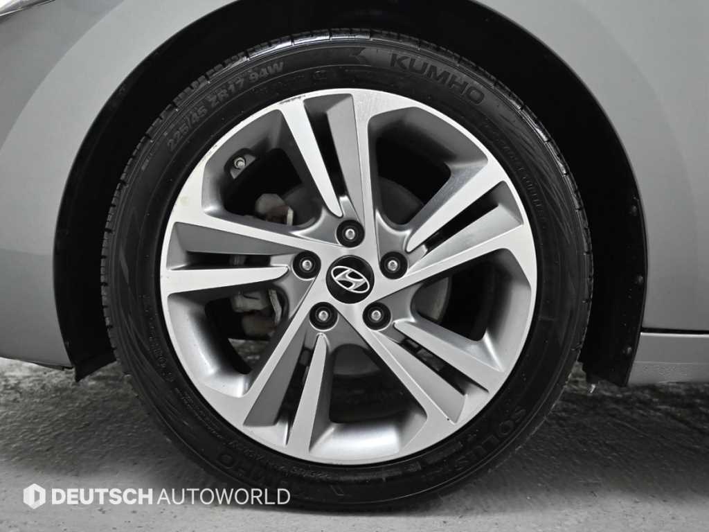 HYUNDAI Avante - Vista 5