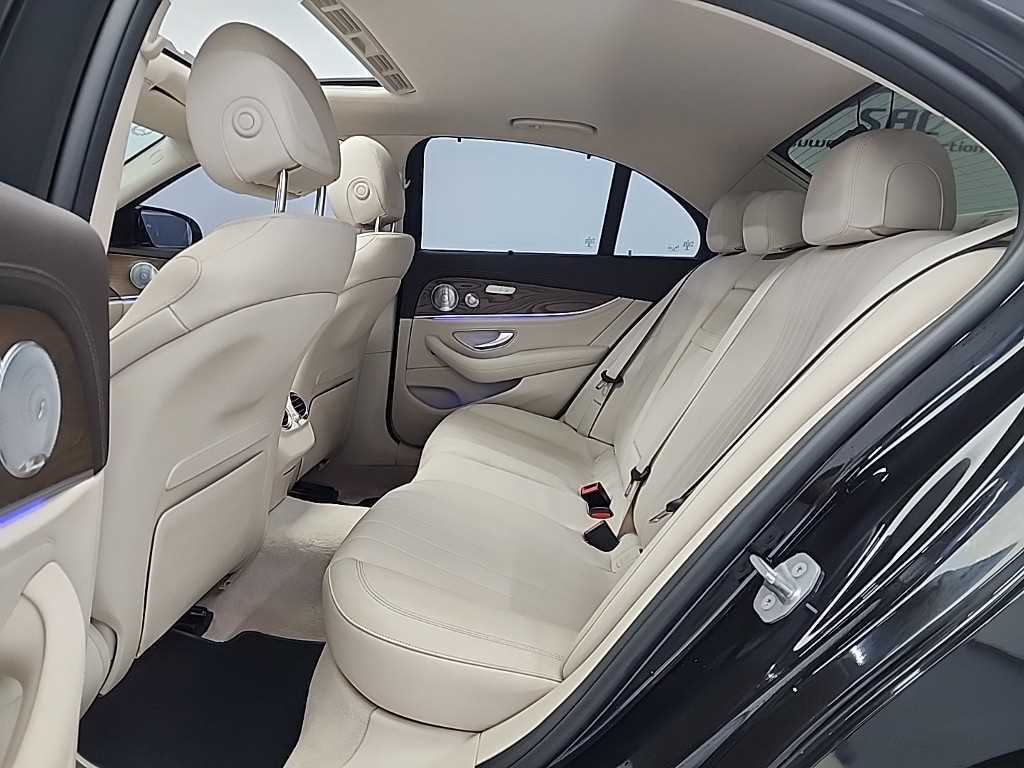 Mercedes Benz E class - Vista 12