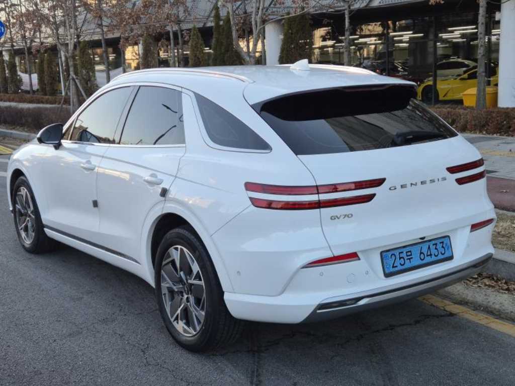 Genesis GV70 - Vista 6