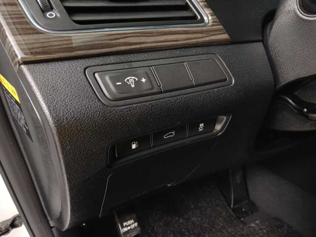 HYUNDAI Sonata - Vista 12