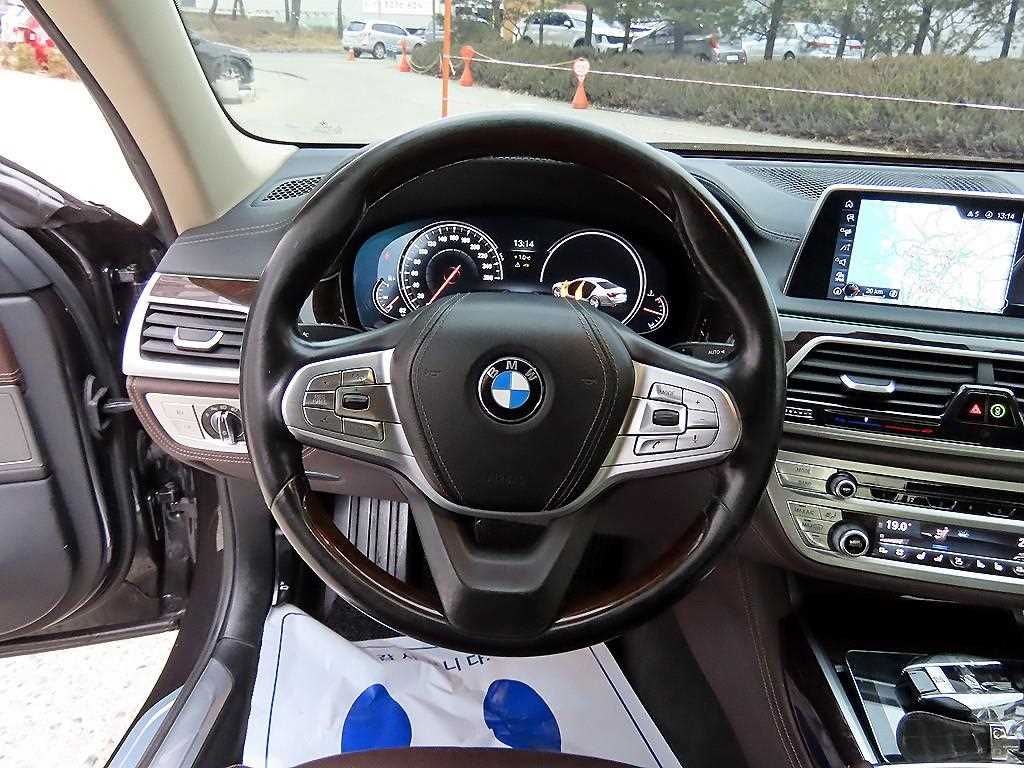 BMW 7 Series - Vista 8