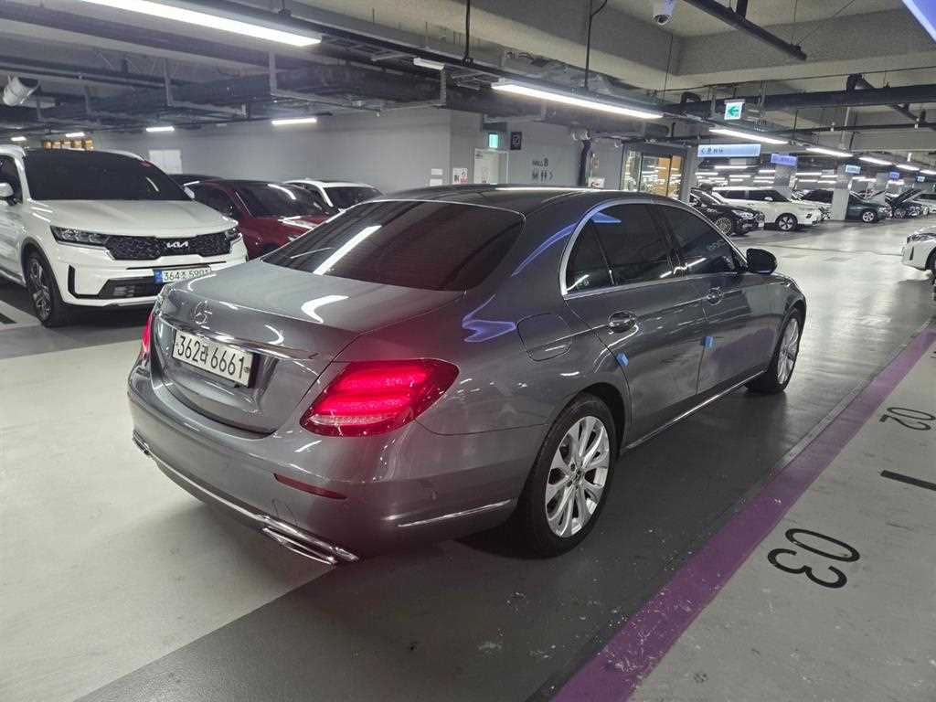 Mercedes Benz E class - Vista 4