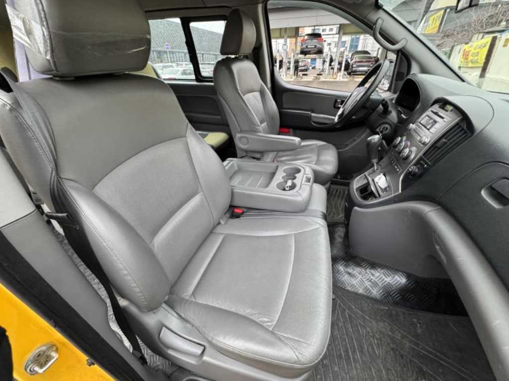 HYUNDAI Starex - Vista 8