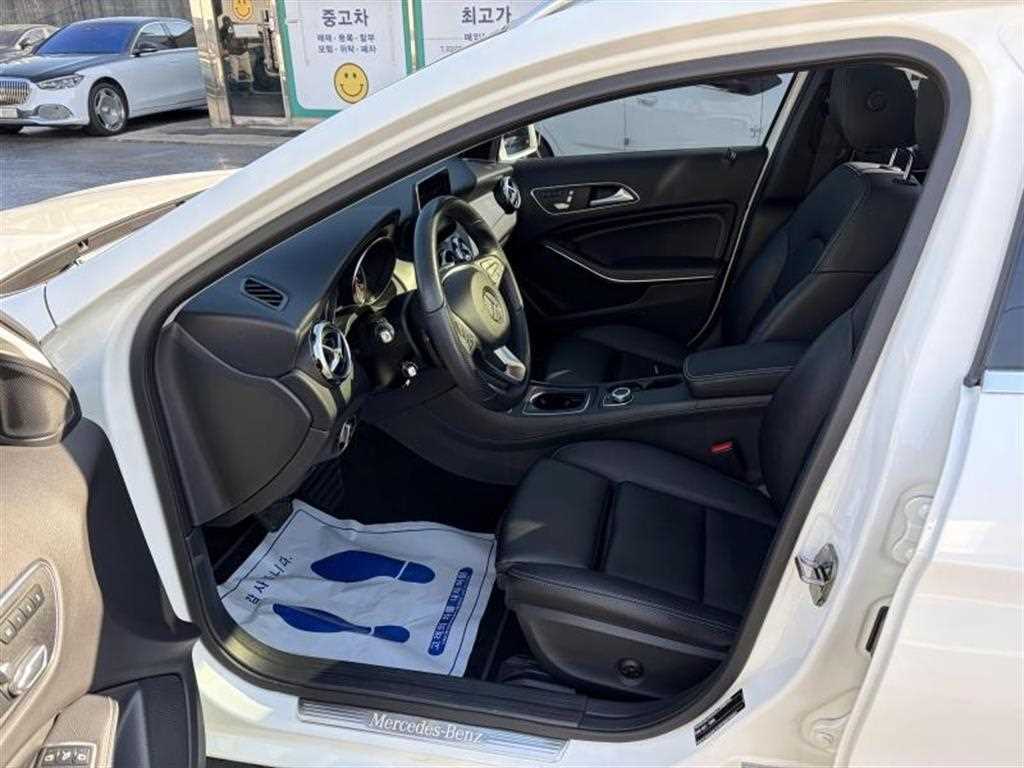 Mercedes Benz GLA Class - Vista 5