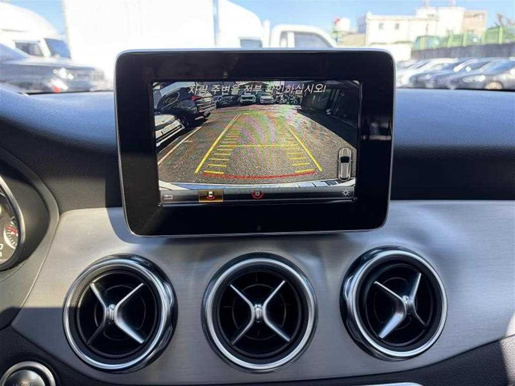 Mercedes Benz GLA Class - Vista 8