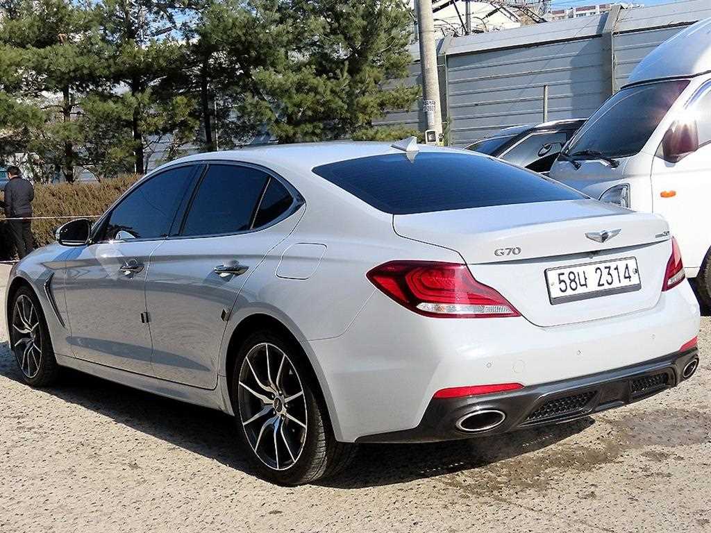 Genesis G70 - Vista 4