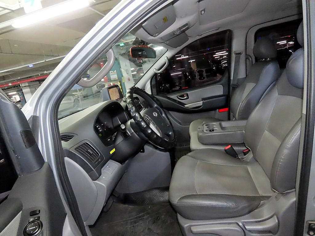 HYUNDAI Starex - Vista 6