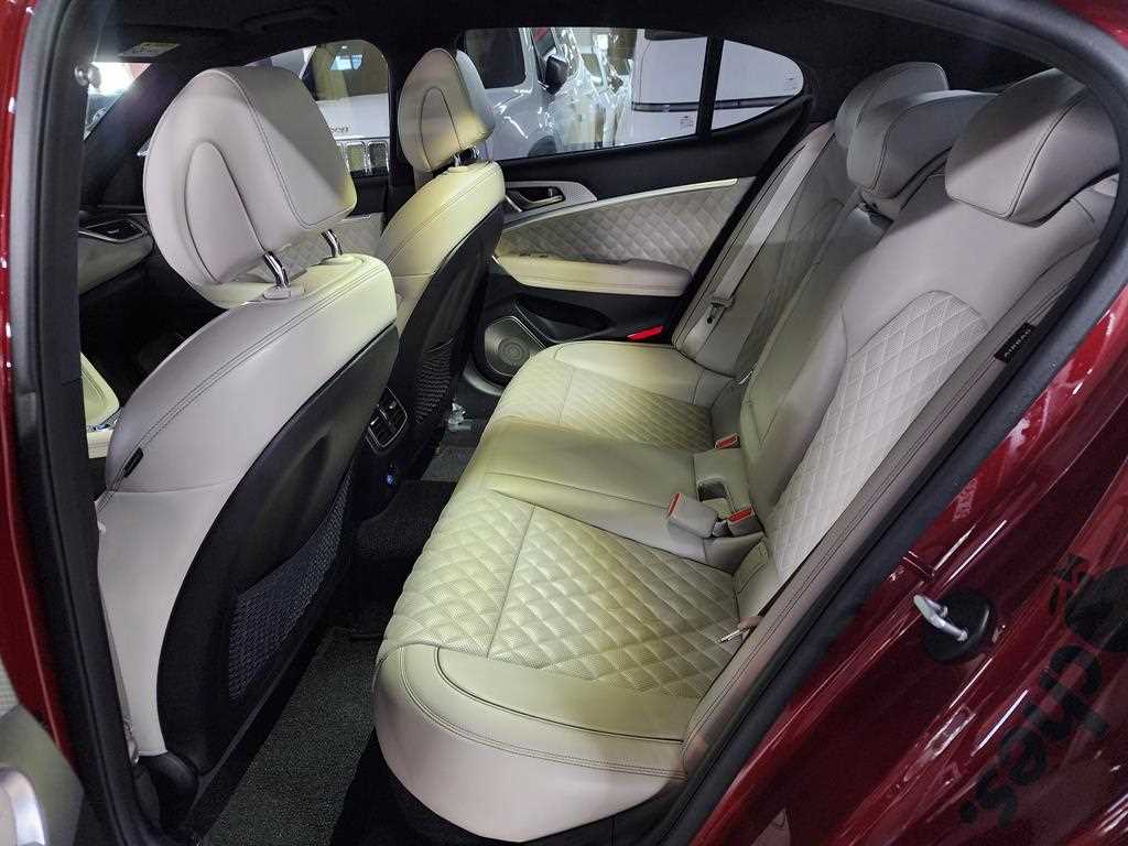 Genesis G70 - Vista 8