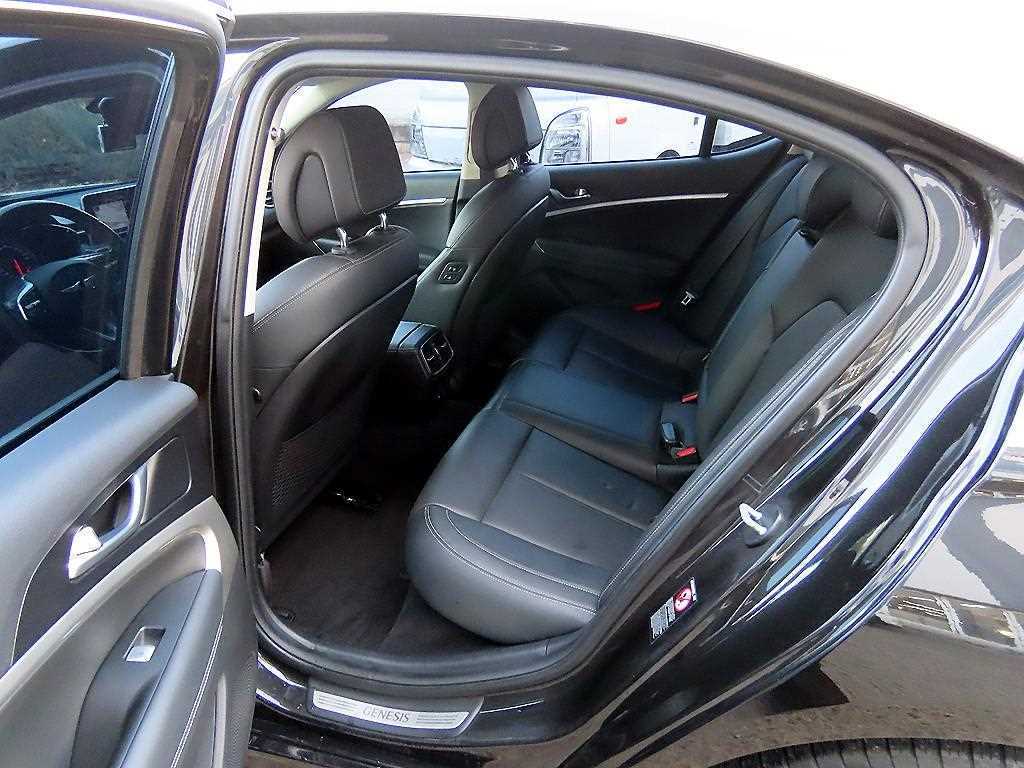 Genesis G70 - Vista 6