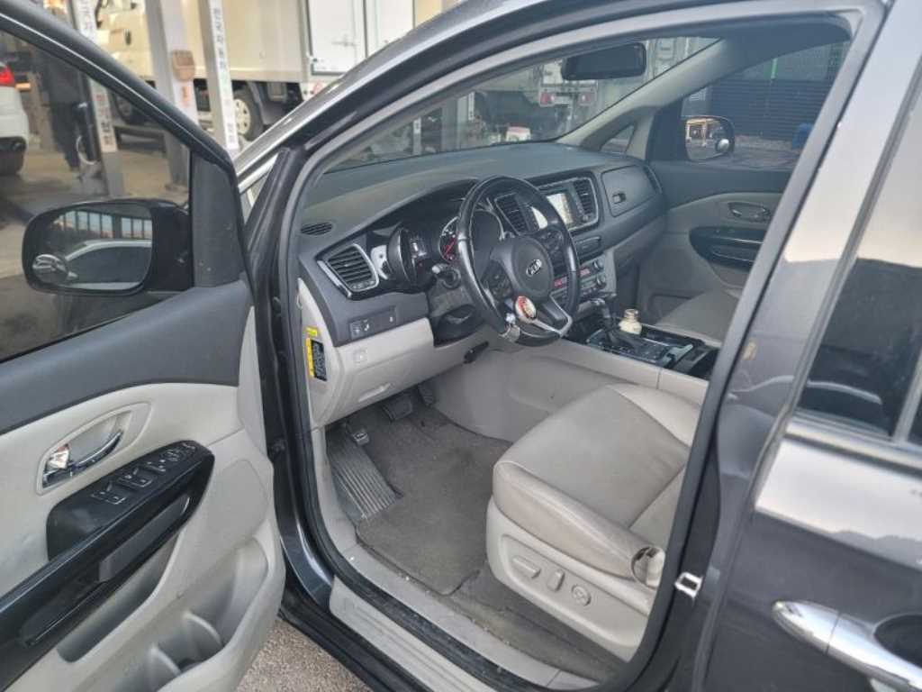 KIA Carnival - Vista 6