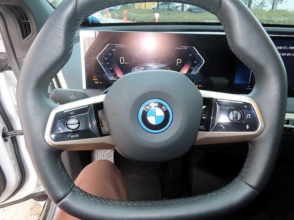 BMW iX - Vista 8