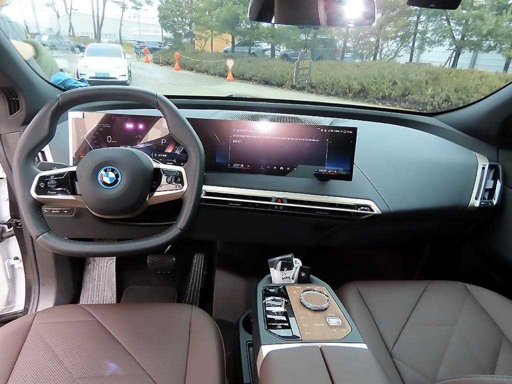 BMW iX - Vista 7
