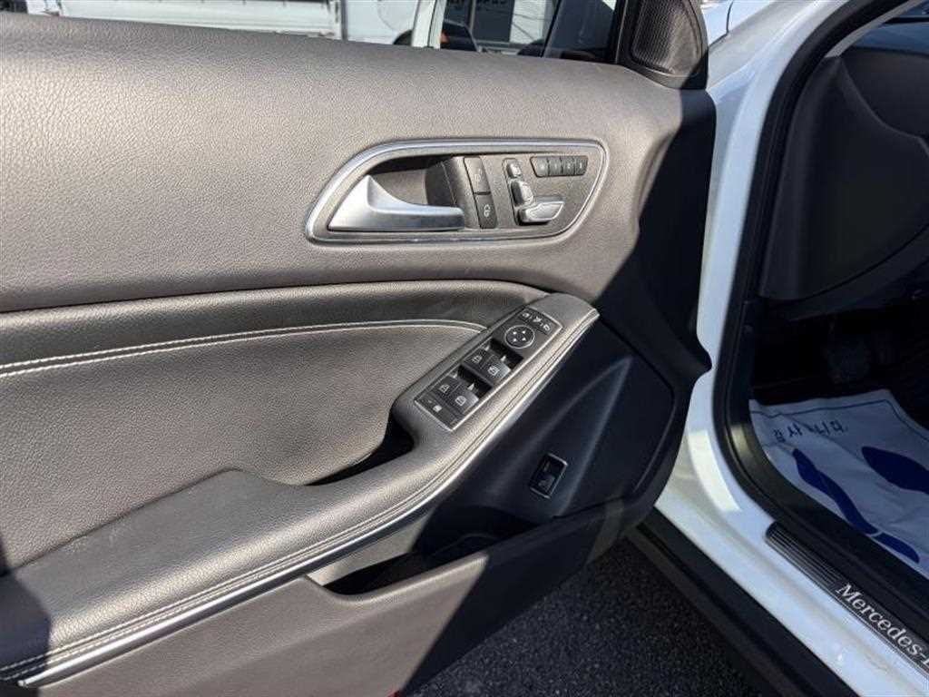 Mercedes Benz GLA Class - Vista 4