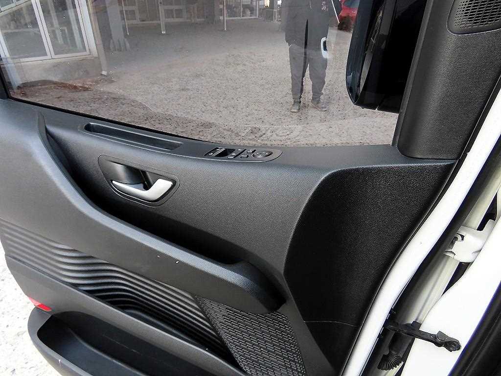 HYUNDAI Staria - Vista 11