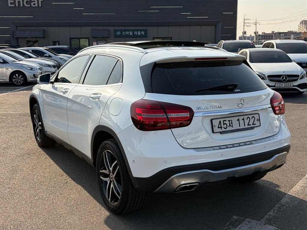 Mercedes Benz GLA Class - Vista 3