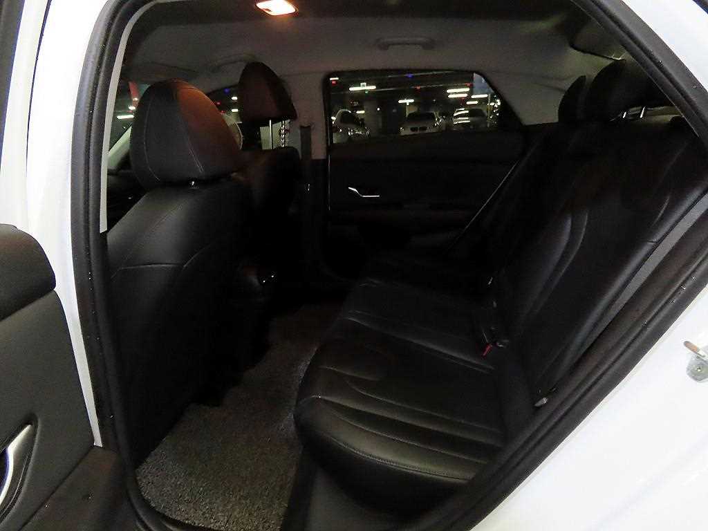 HYUNDAI Avante - Vista 7