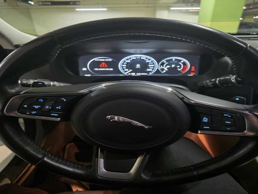 Jaguar XE - Vista 10