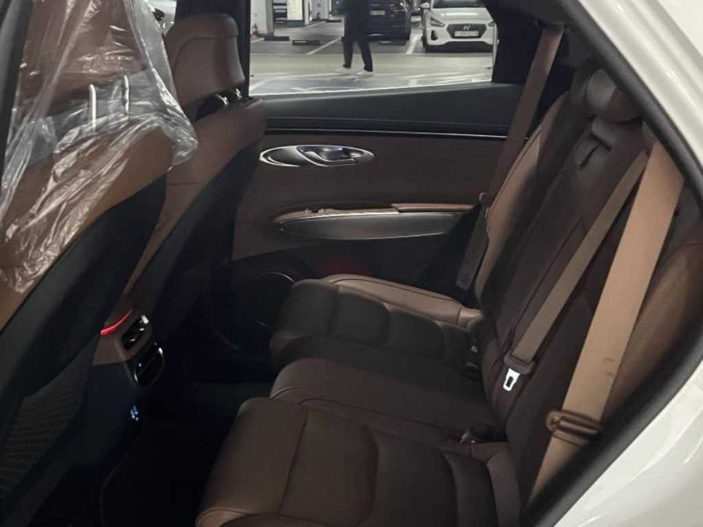 Genesis GV70 - Vista 8