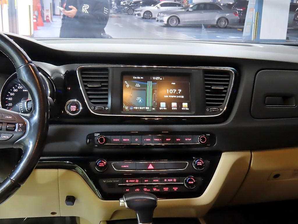 KIA Carnival - Vista 11