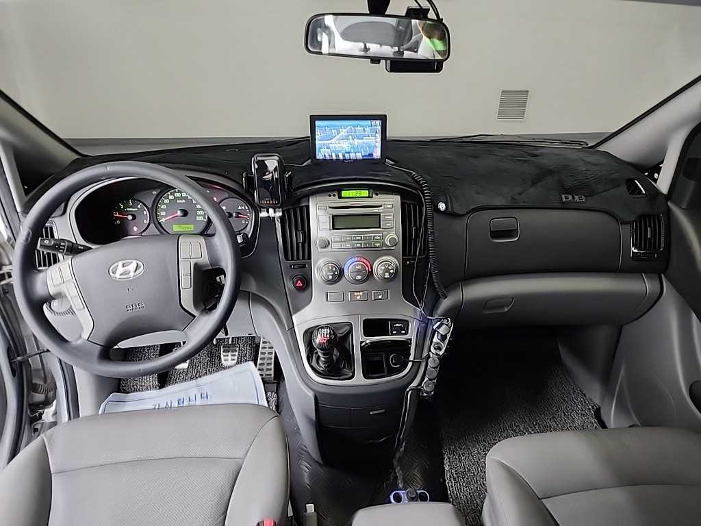 HYUNDAI Starex - Vista 8