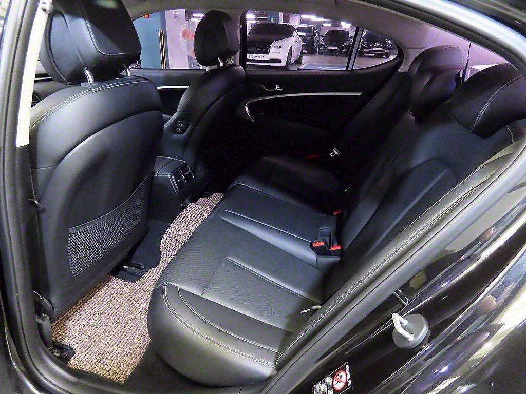 Genesis G70 - Vista 6