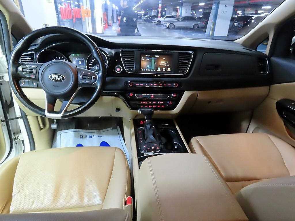 KIA Carnival - Vista 10