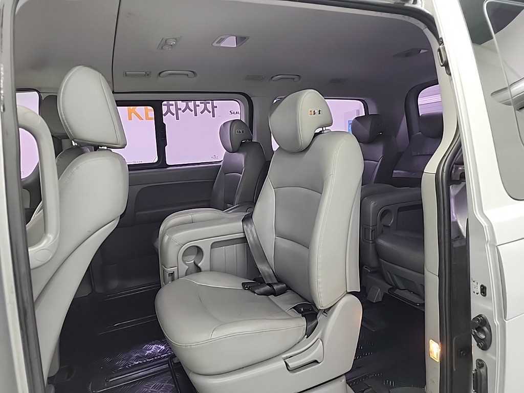 HYUNDAI Starex - Vista 12