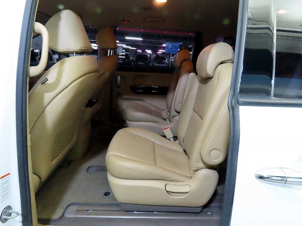 KIA Carnival - Vista 7