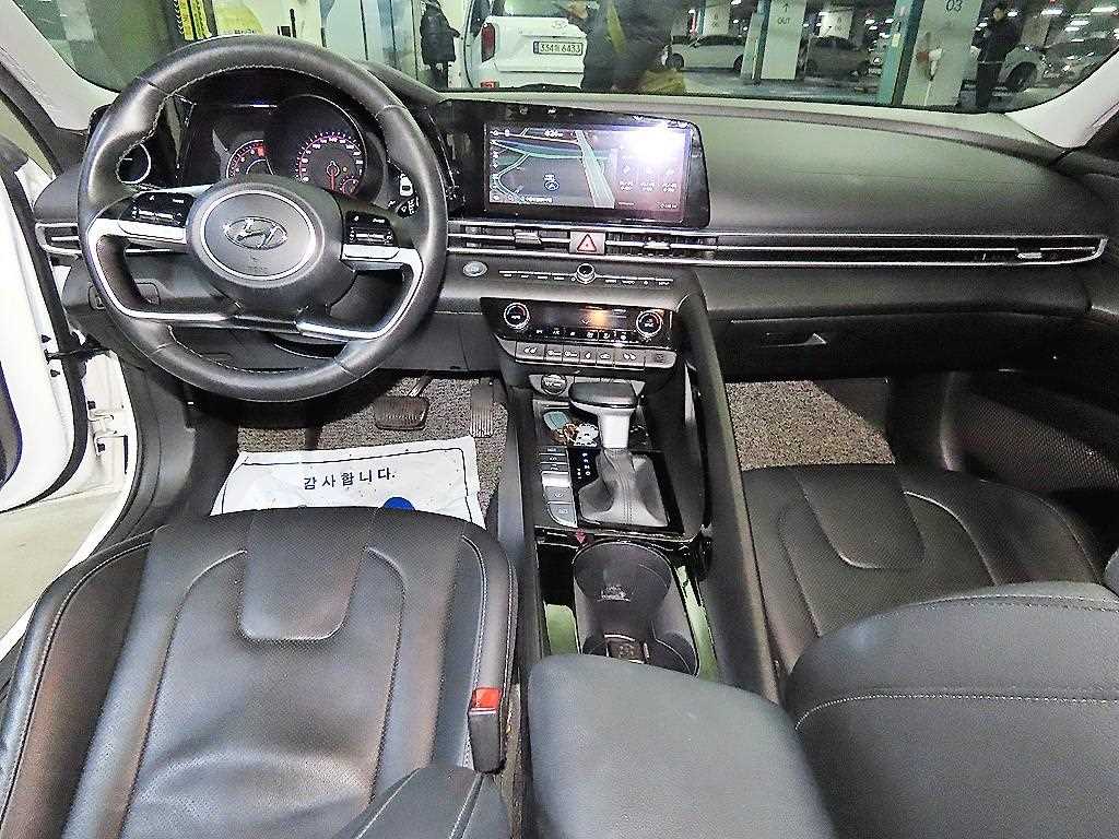 HYUNDAI Avante - Vista 10