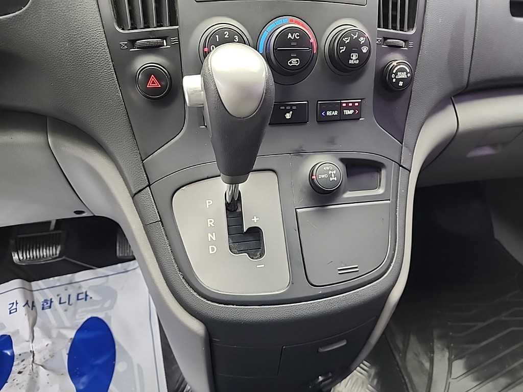 HYUNDAI Starex - Vista 8