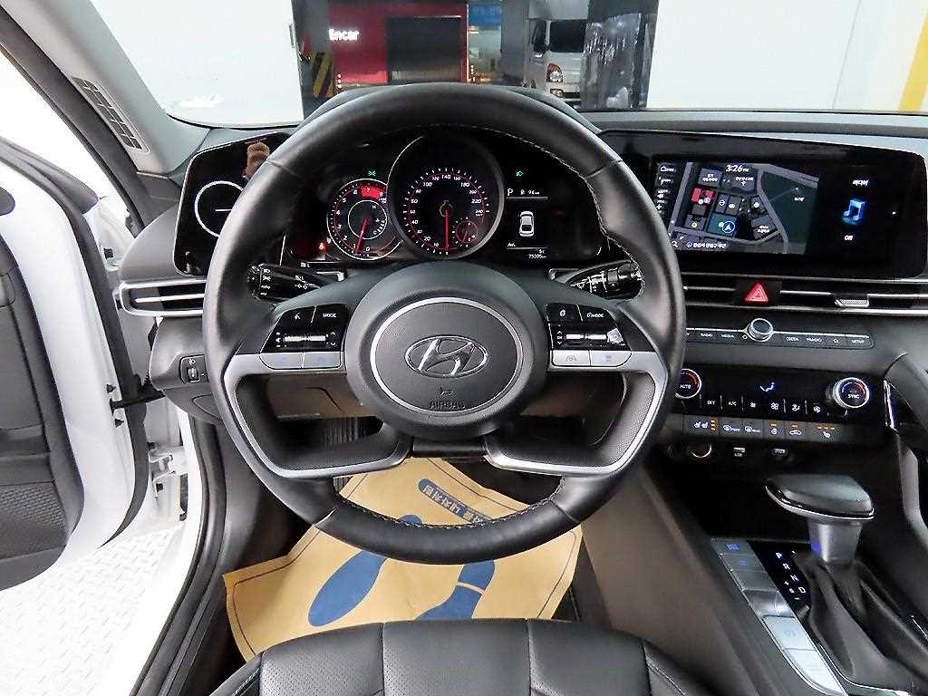 HYUNDAI Avante - Vista 9