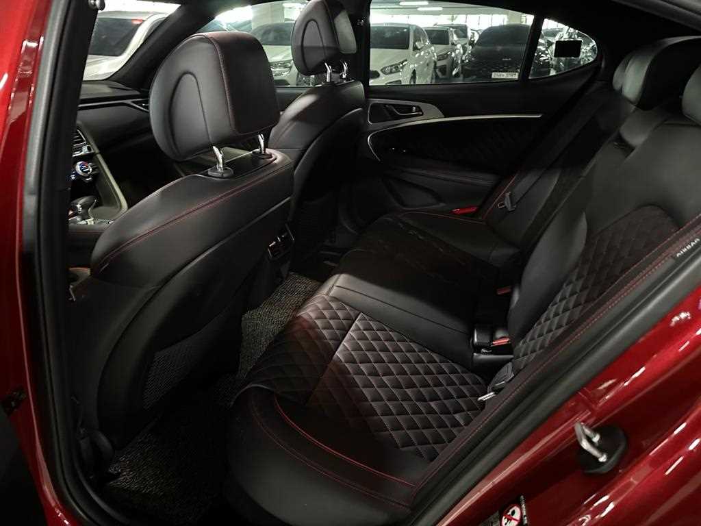 Genesis G70 - Vista 10