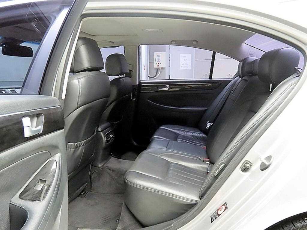 HYUNDAI Genesis - Vista 6