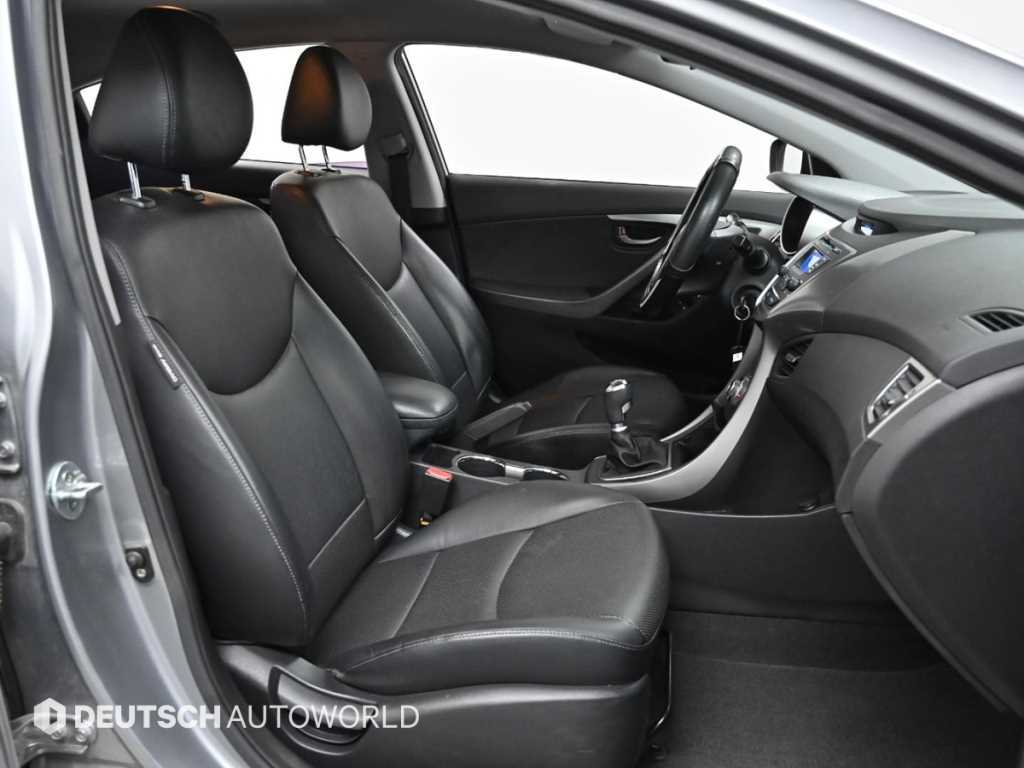 HYUNDAI Avante - Vista 10