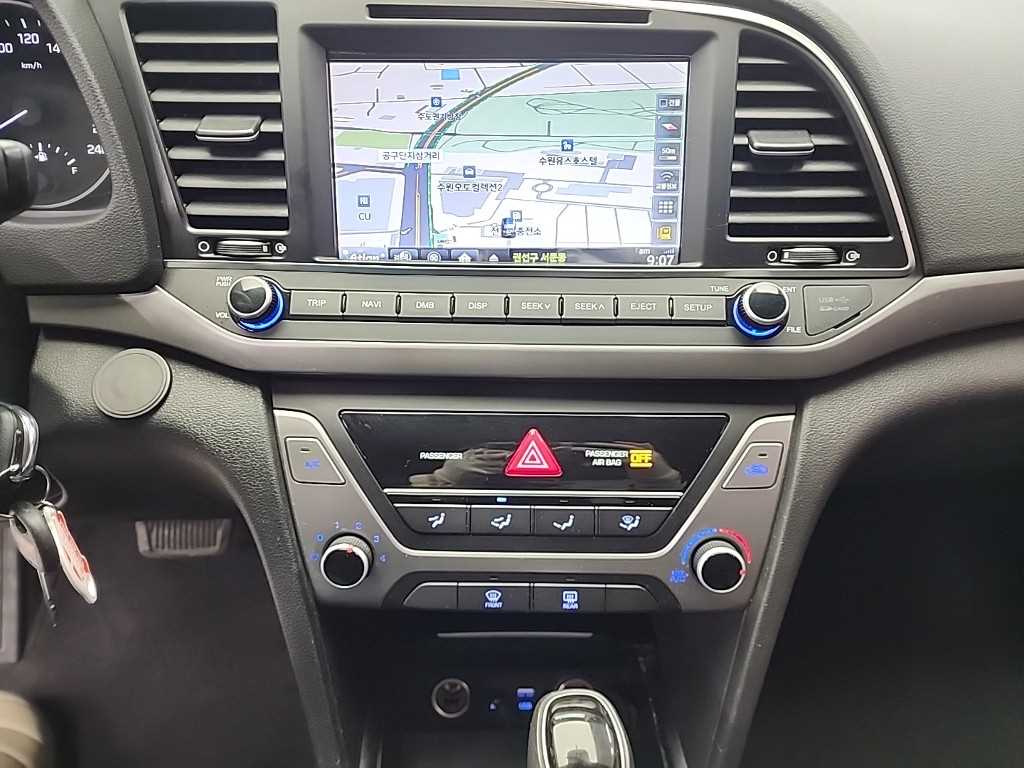 HYUNDAI Avante - Vista 10