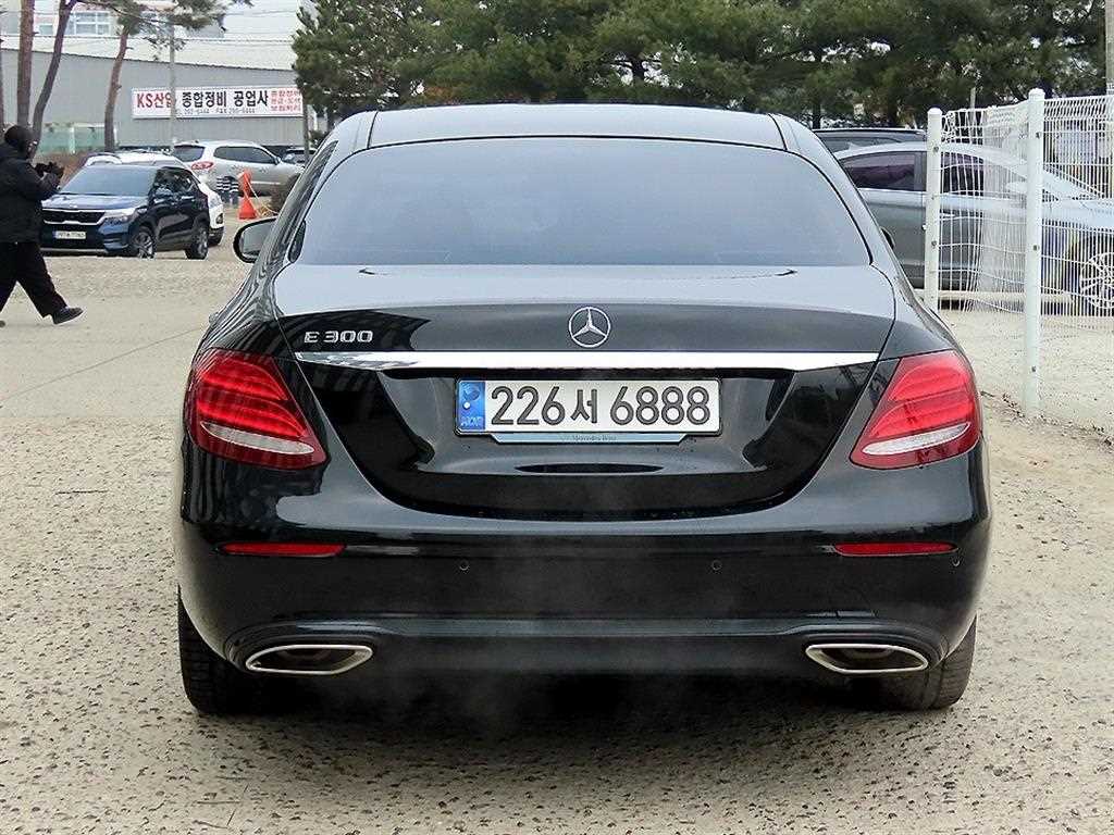 Mercedes Benz E class - Vista 4