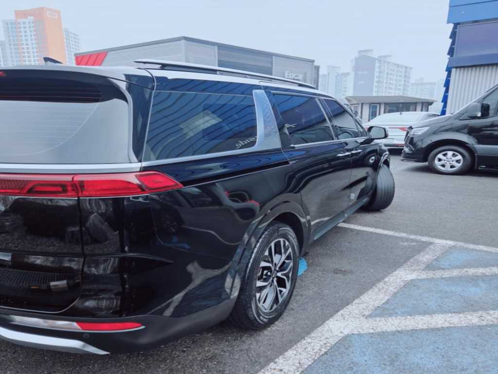 KIA Carnival - Vista 5