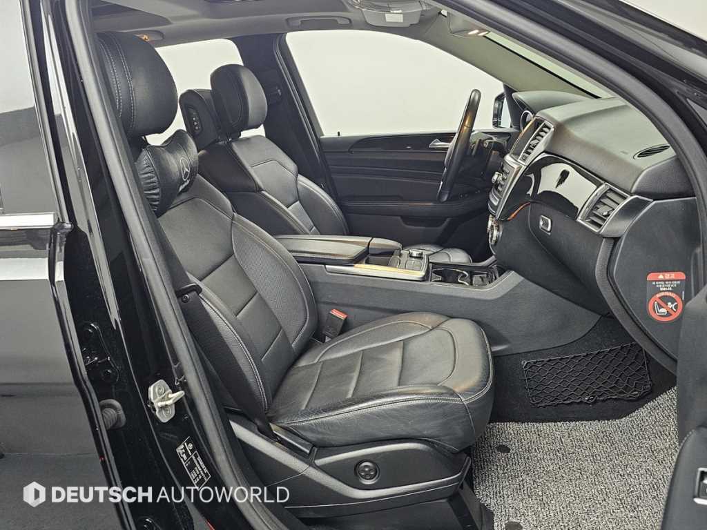 Mercedes Benz M Class - Vista 10