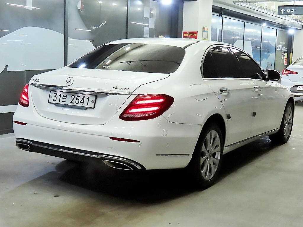 Mercedes Benz E class - Vista 4