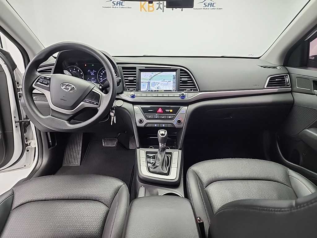 HYUNDAI Avante - Vista 7