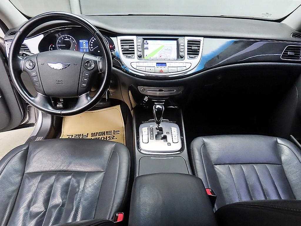 HYUNDAI Genesis - Vista 7