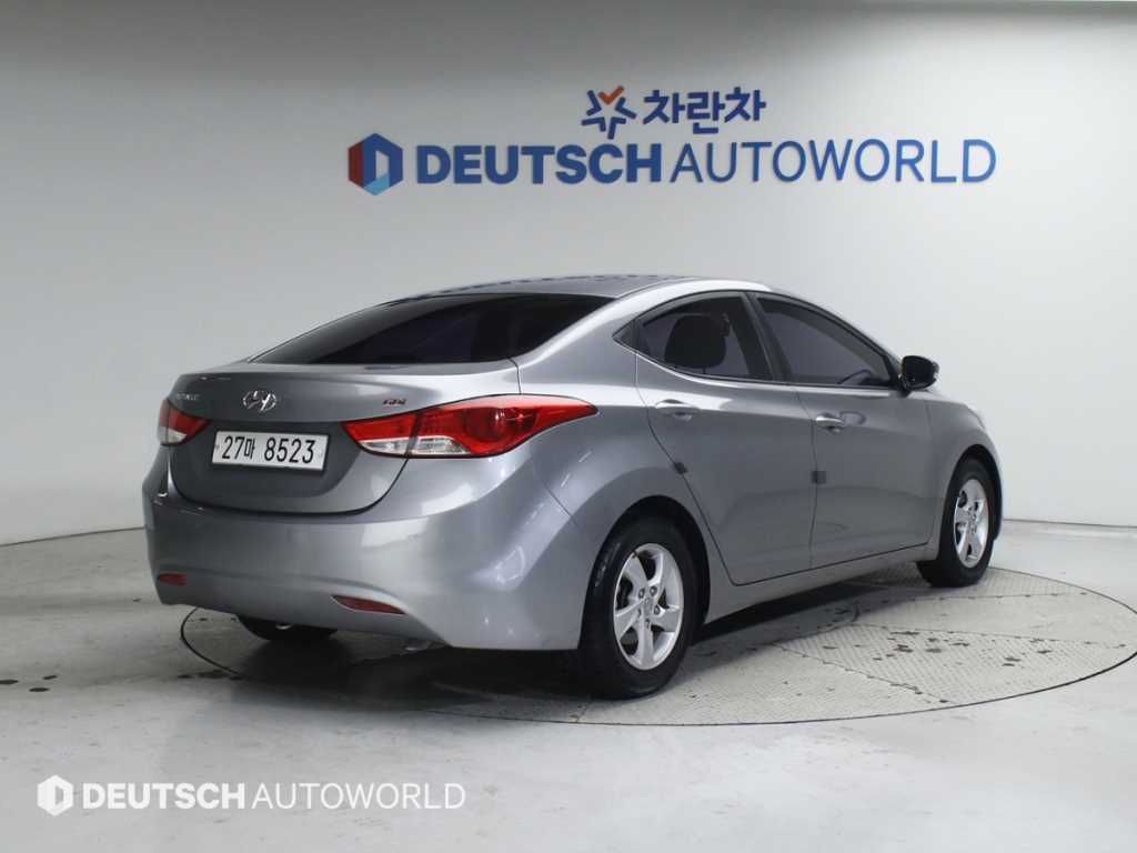 HYUNDAI Avante - Vista 2