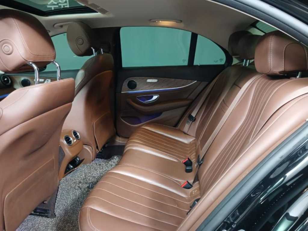 Mercedes Benz E class - Vista 8