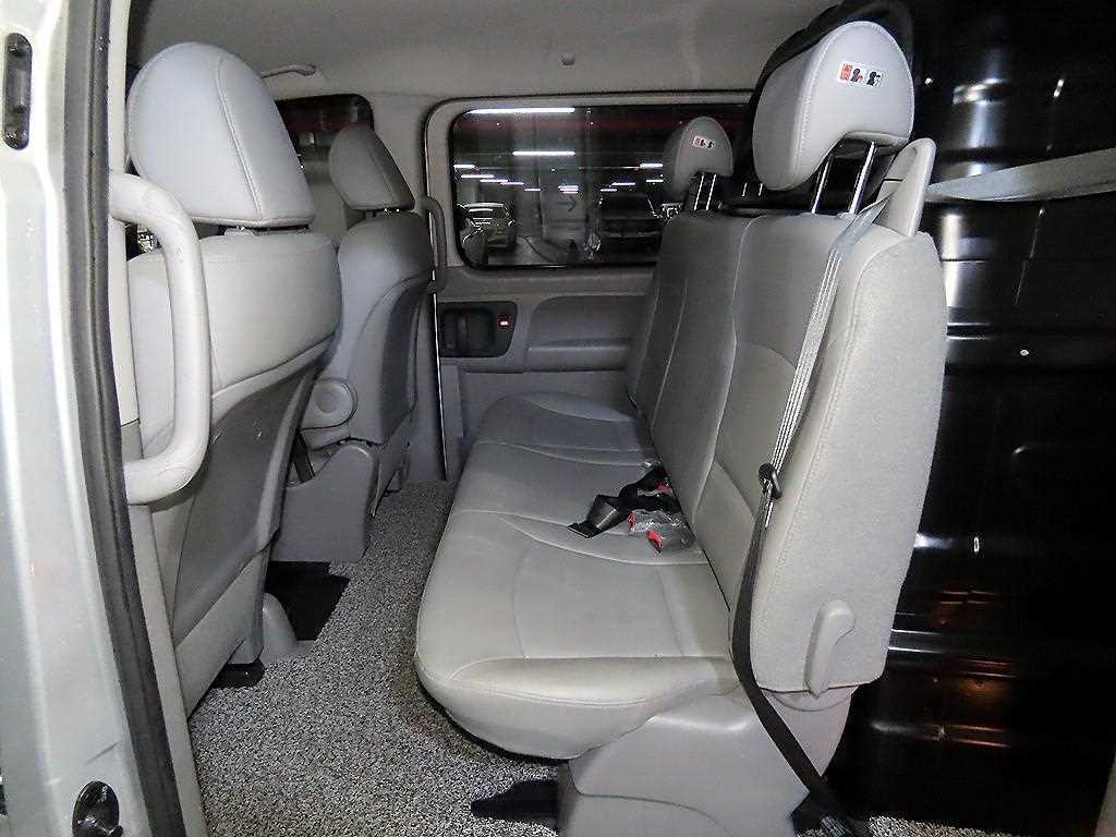 HYUNDAI Starex - Vista 7