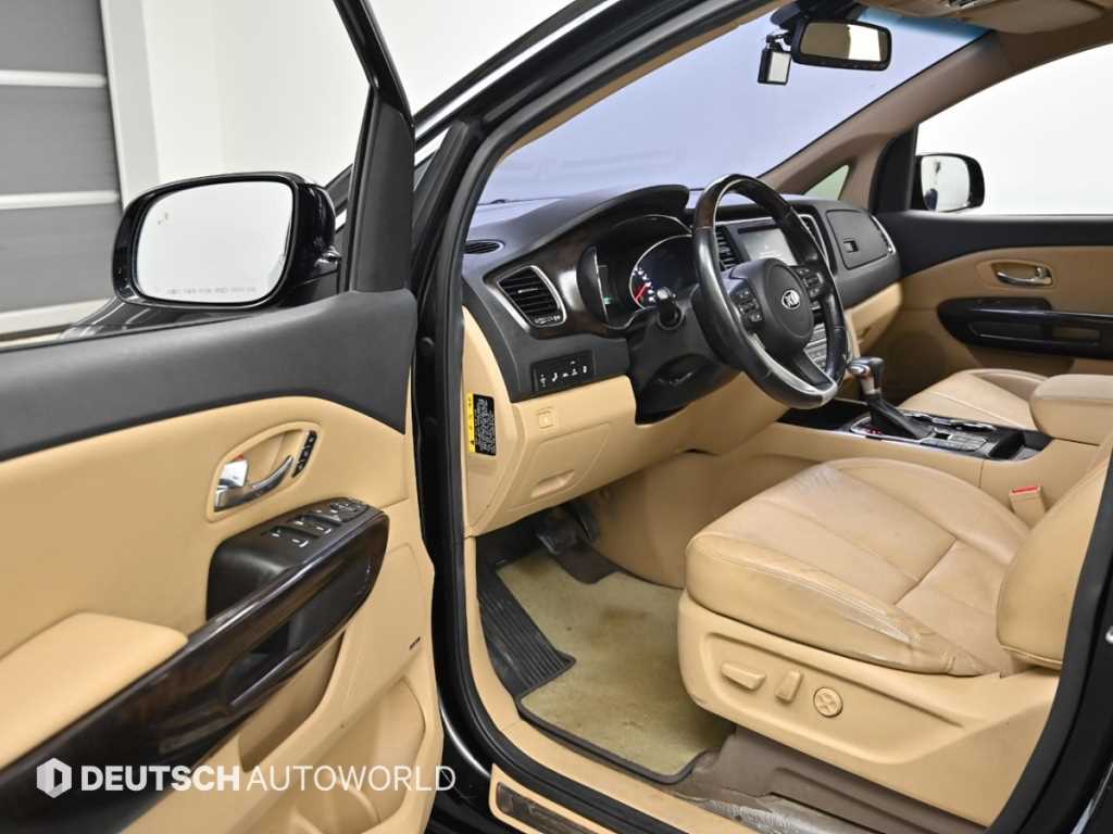 KIA Carnival - Vista 11
